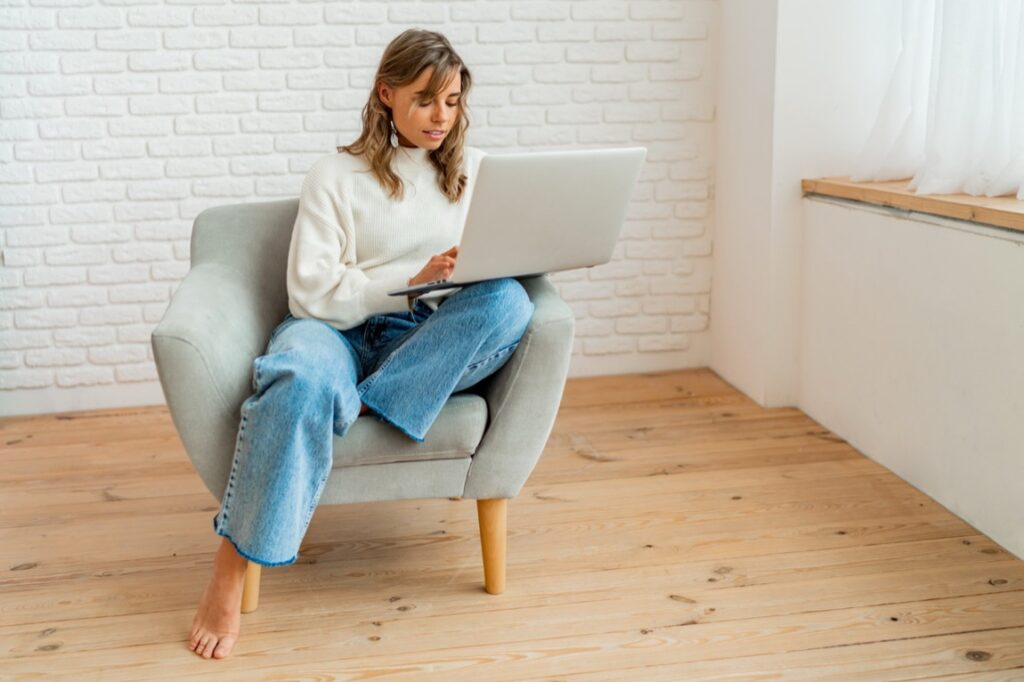 Wybierając drewno do podłóg, warto wiedzieć, że każdy gatunek ma swoje specyficzne właściwości, które wpływają zarówno na wygląd, jak i trwałość podłogi