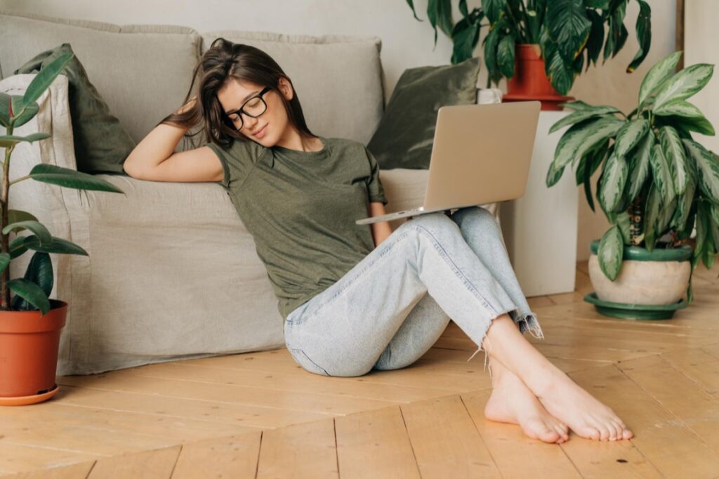 Wybierając drewno do podłóg, warto wiedzieć, że każdy gatunek ma swoje specyficzne właściwości, które wpływają zarówno na wygląd, jak i trwałość podłogi