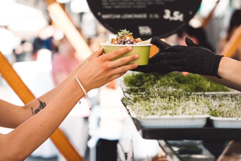 Organizacja firmowego pikniku to doskonała okazja do zintegrowania zespołu, wzmocnienia relacji między pracownikami i stworzenia niezapomnianych wspomnień